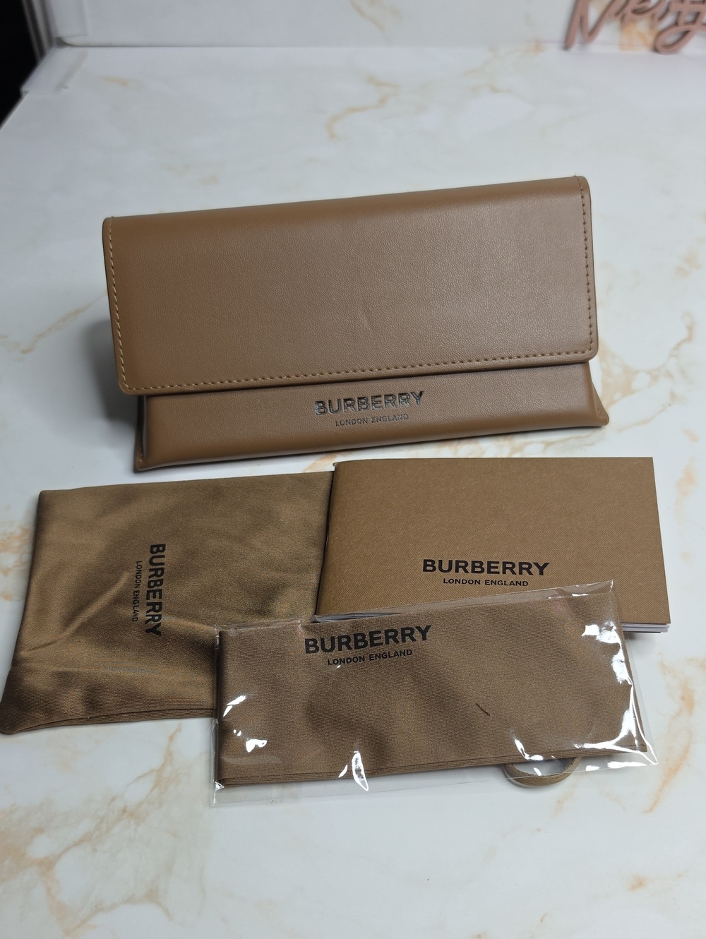 Burberry Leather Sunglasses Case With Cloth in Camel Brown New